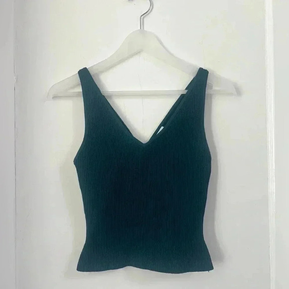Aritzia color herbage green
Sculpt Knit Double V Tank Size S - Picture 1 of 6